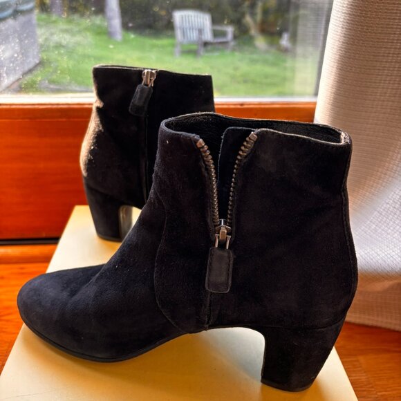 Elegant EF suede all-year ankle booties.Very well cared for suede. Sz 6. - Picture 3 of 7